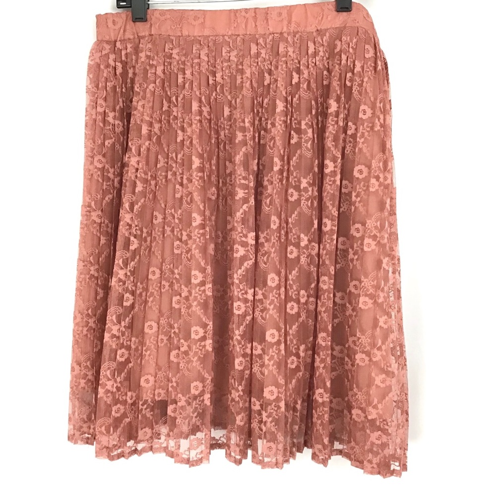 ✔️ Forever 21 Lace Skirt
